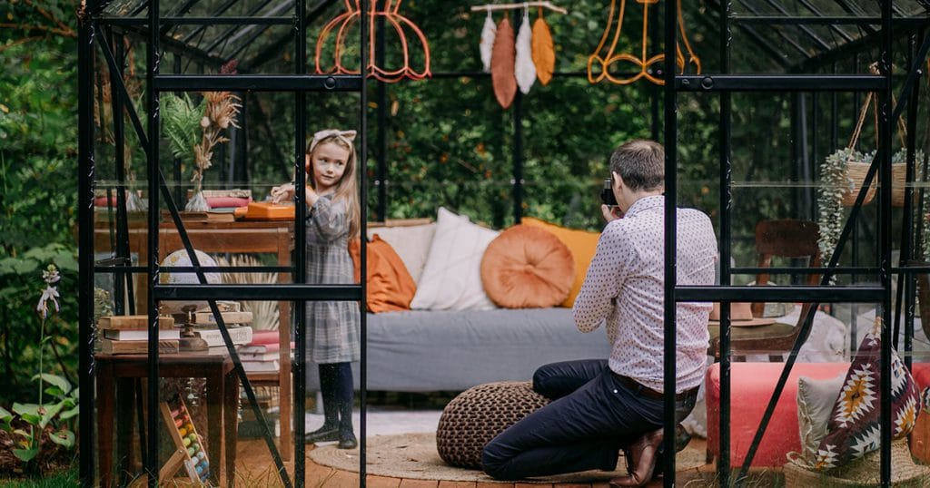 Fotograf Grójec 6 Fotograf Grójec robi zdjęcie ludziom w szklarni